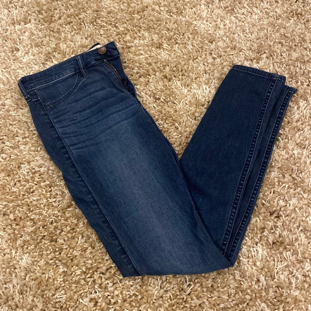 HOLLISTER DARK WASH SKINNY JEANS